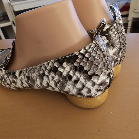 JEFFREY CAMPBELL Super Cute faux Reptile Print Black Gray w/Round Wood Heel 10 - Picture 4 of 6